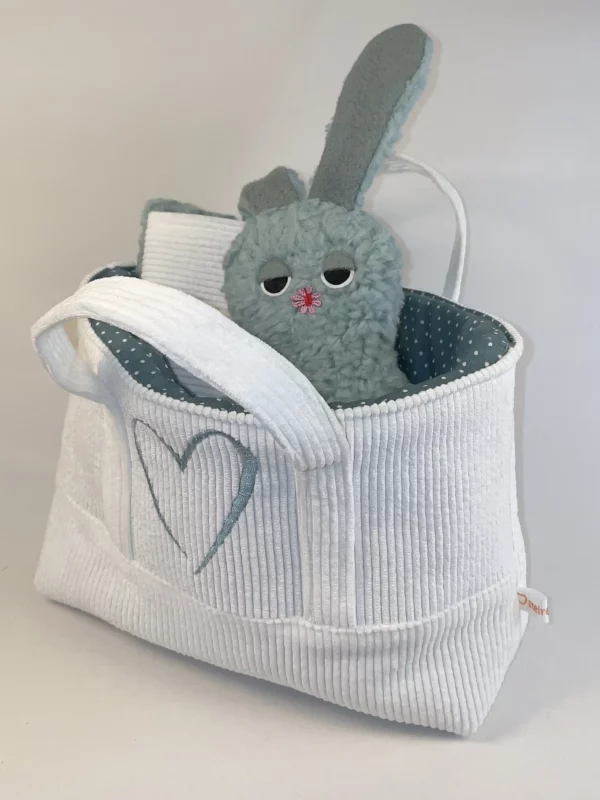 Geschenkset zur Geburt mit einem Kuscheltier, einem Kirschkernkissen und einer praktischen Stofftasche. Der Kuschelhase in Farbe mint, das Kirschkernkissen sowie die Stofftasche sind bei 40° waschbar.