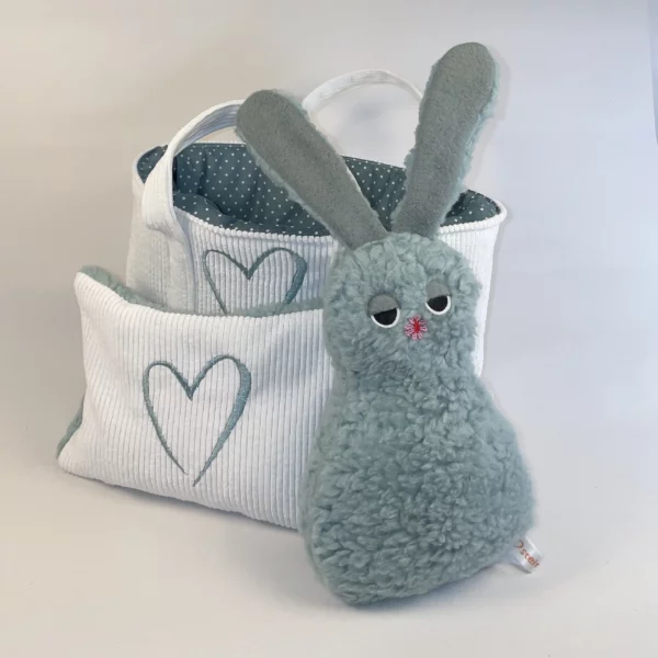 Geschenkeset zur Geburt mit Kuscheltier, Kirschkernkissen und praktischer Stofftasche.