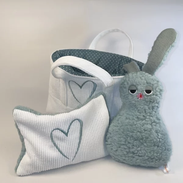 Geschenkeset zur Geburt mit Kuscheltier, Kirschkernkissen und praktischer Stofftasche.