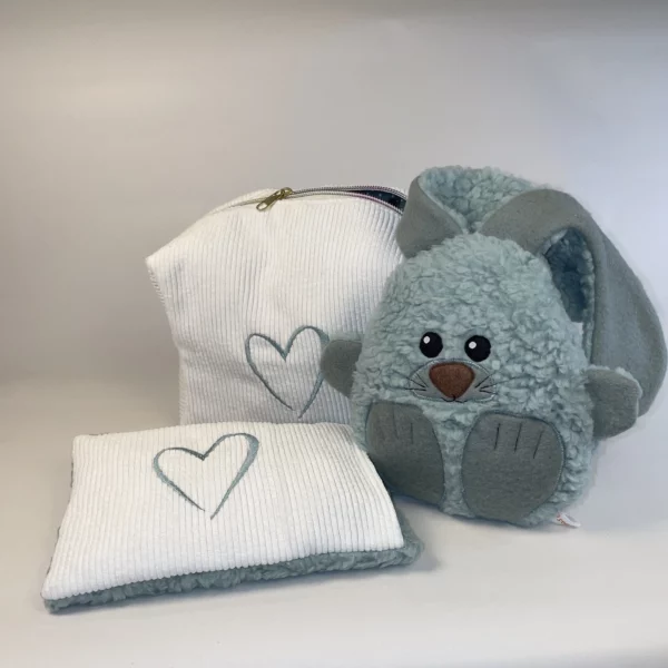 Geschenkeset zur Geburt mit Kuscheltier, Kirschkernkissen und praktischer Stofftasche