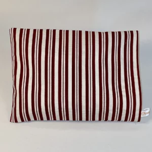 Traubenkernkissen Wichtelgeschenk in Farben rot und creme gestreift. Das handgemachte Wärmekissen mit Größe 15*20 cm ist waschbar. Die Kerne sind durch einen Klettverschluss im Innenkissen austauschbar.