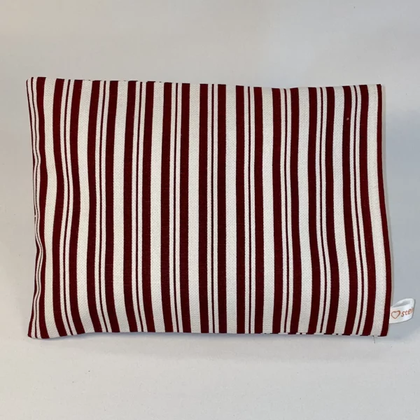 Traubenkernkissen Wichtelgeschenk in Farben rot und creme gestreift. Das handgemachte Wärmekissen mit Größe 15*20 cm ist waschbar. Die Kerne sind durch einen Klettverschluss im Innenkissen austauschbar.