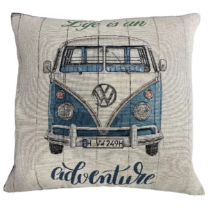 Originelles Geschenk für Männer und alle VW Fans. Kissen im Style der 70er Jahre. Der Stoff ist gewebt und sehr strapazierfähig. Das Zirbenkissen VW Bulli T1 hat die "Life is an adventure" und ist ein echter Blickfang. Der VW Bulli T1 ist in Farbe blau-weiß abgebildet.