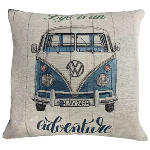 Originelles Geschenk für Männer und alle VW Fans. Kissen im Style der 70er Jahre. Der Stoff ist gewebt und sehr strapazierfähig. Das Zirbenkissen VW Bulli T1 hat die "Life is an adventure" und ist ein echter Blickfang. Der VW Bulli T1 ist in Farbe blau-weiß abgebildet.